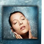 mujer haciendo una limpieza facial