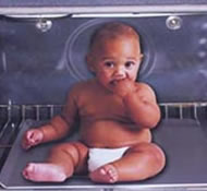 bebe dentro de un horno